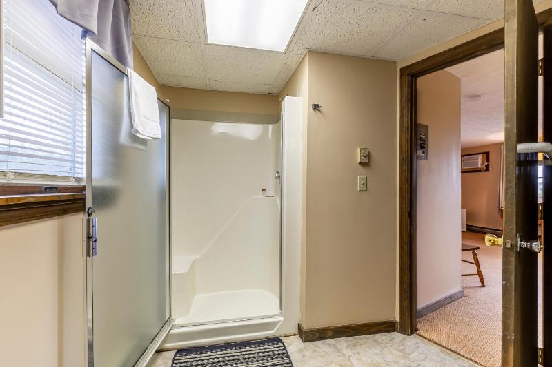 Two Room Queen Suite - with Air Conditioning (no pets +no smoking)   image 3