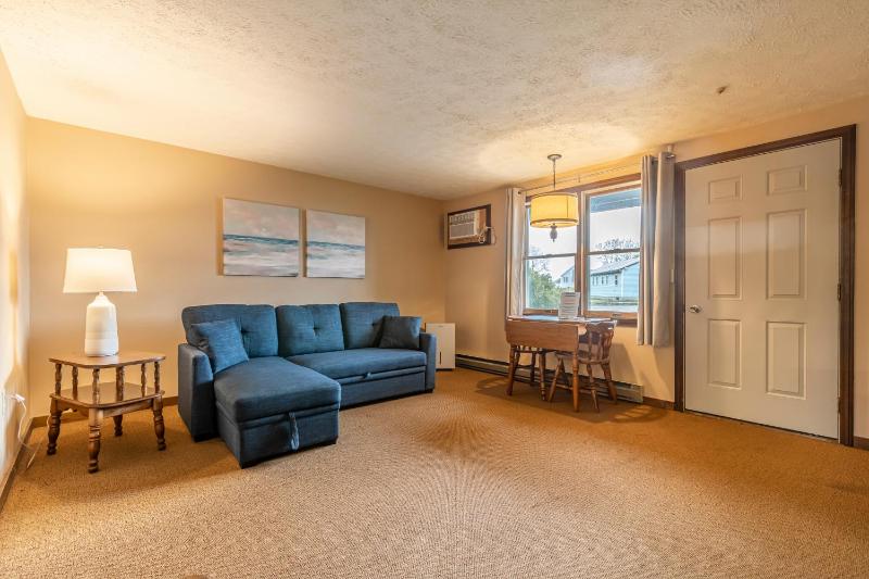 Two Room Queen Suite - with Air Conditioning (no pets +no smoking)   image 3