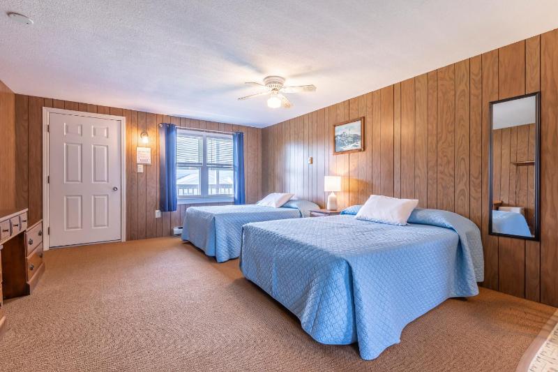 Two Double Bed Basic Efficiency - Non Air Conditioning (no pets +no smoking)   image 3