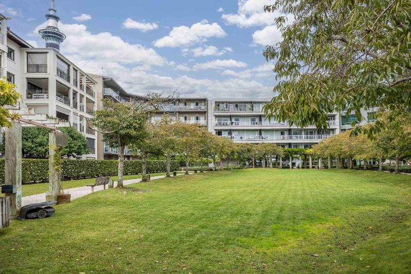 Modern Viaduct Apartment w pool gym Skytower views - image 8