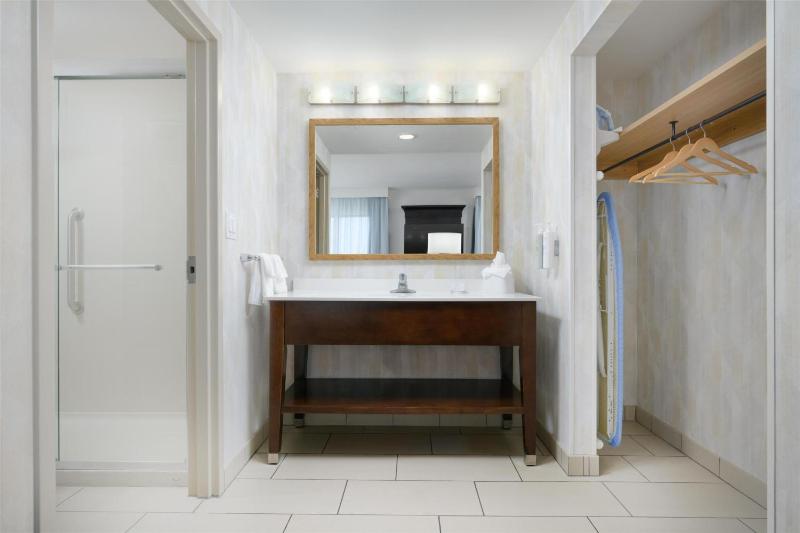 King Room with Sofa Bed - Hearing Accessible/Non-Smoking image 2