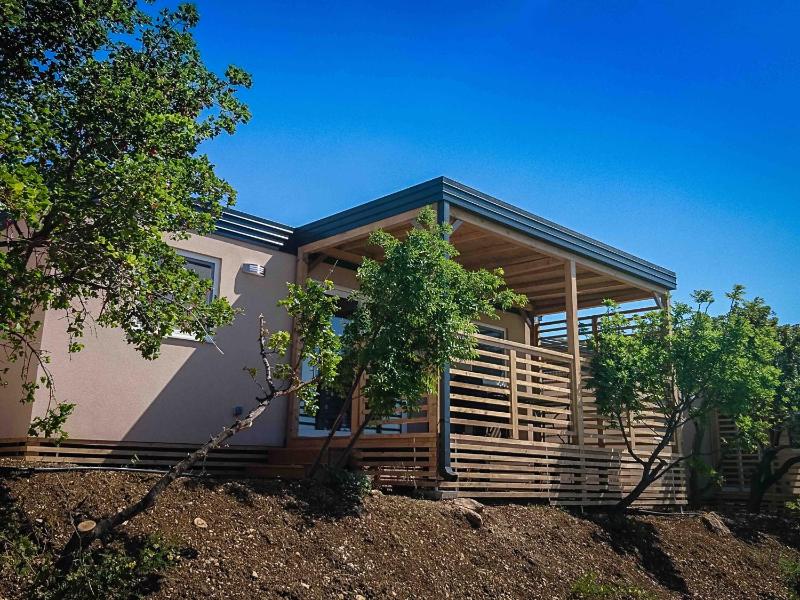 Comfort Two-Bedroom Mobile Home with Sea View image 4