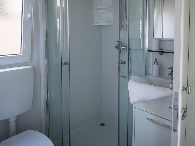 Two-Bedroom Mobile Home with Sea View image 3