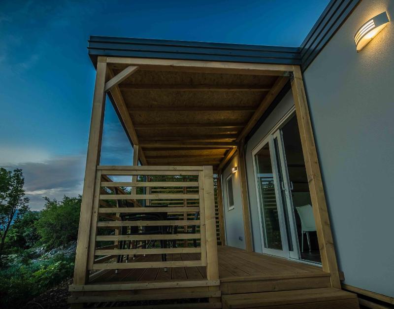 Three-Bedroom Mobile Home with Terrace and Sea View image 3