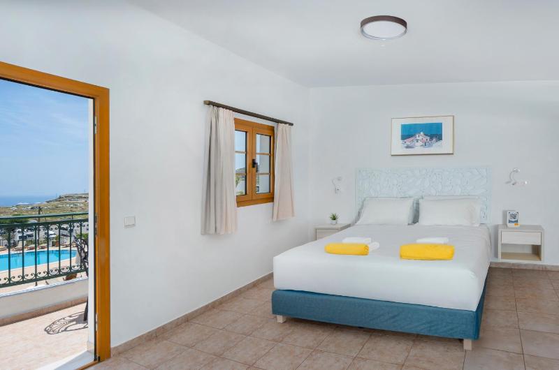 Standard Triple Room with Sea View image 3