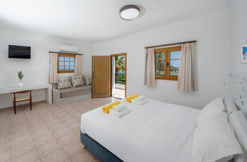 Standard Triple Room with Sea View image 4