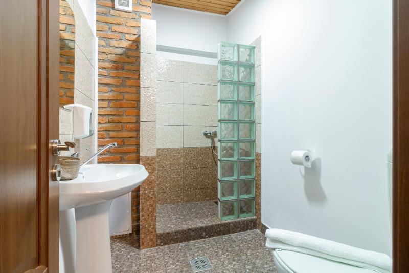 Triple Room with Private Bathroom image 3