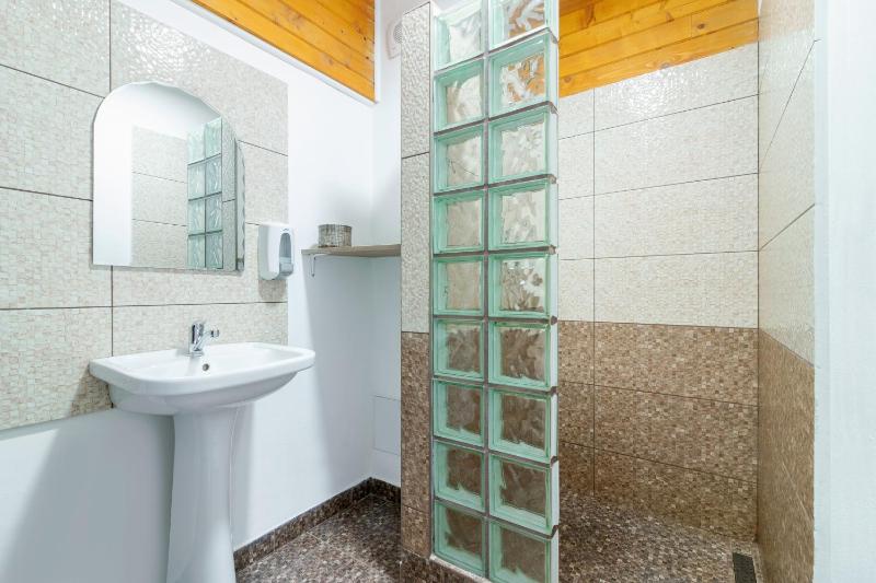 Triple Room with Private Bathroom image 2