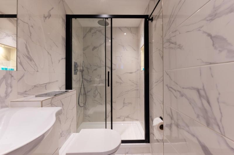 Luxury Quadruple Room image 2