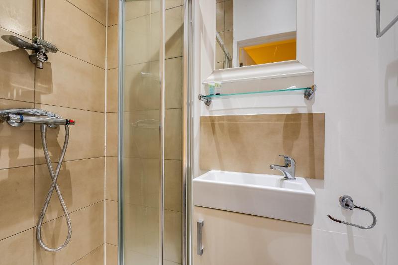 Single Room - No Window image 2