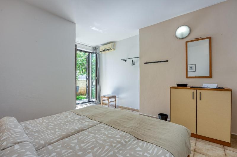 Double Room image 3