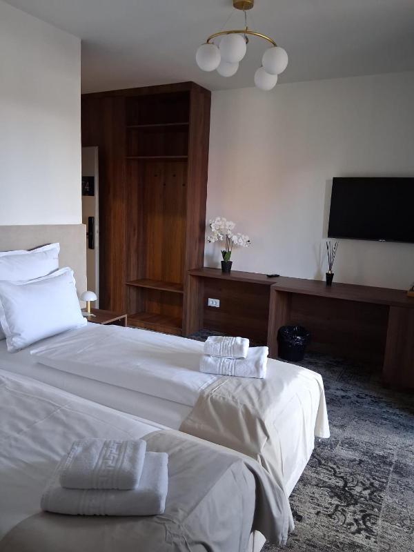 Double Room image 3