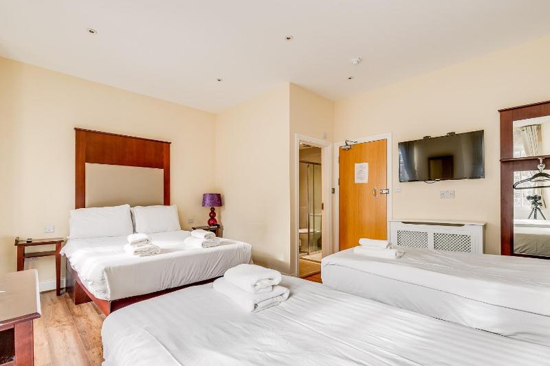 Quadruple Room image 3