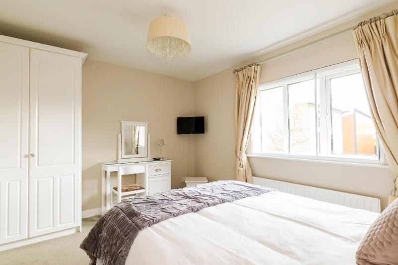 Large Double Room image 3