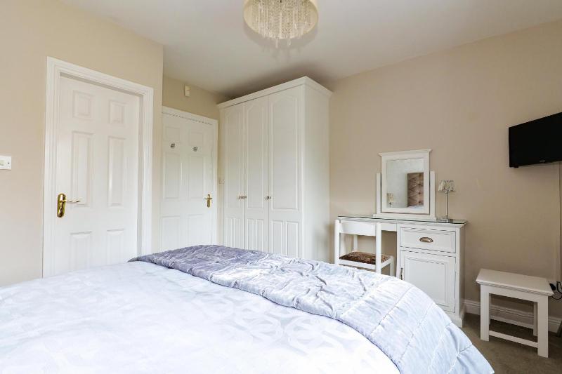 Large Double Room image 4