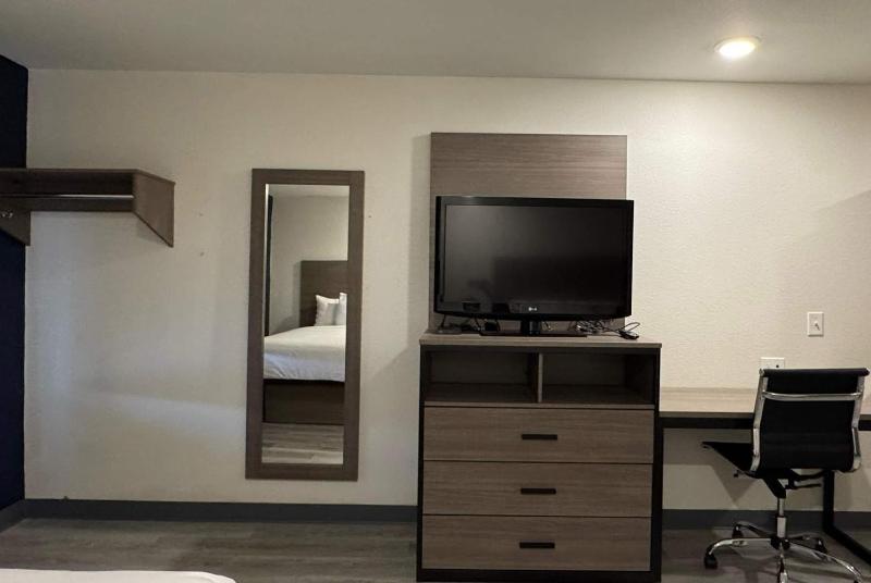1 Queen Bed, Efficiency Suite, Non-Smoking image 1