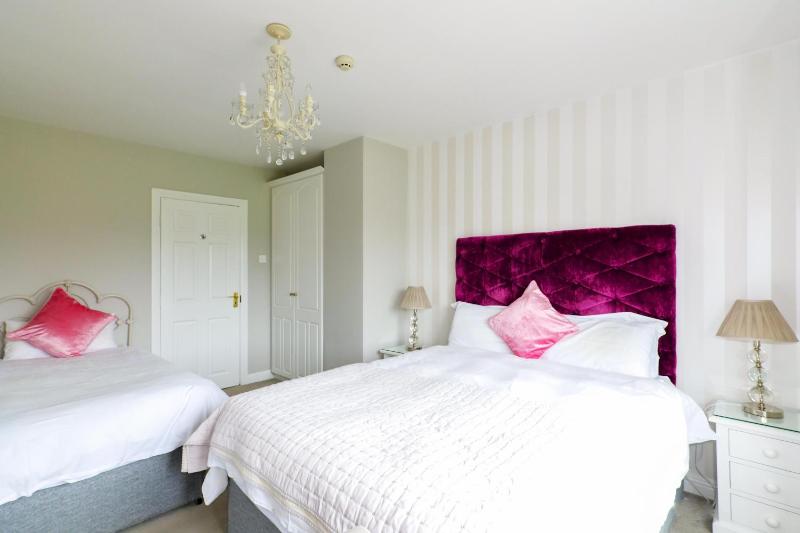 Deluxe Triple Room image 3