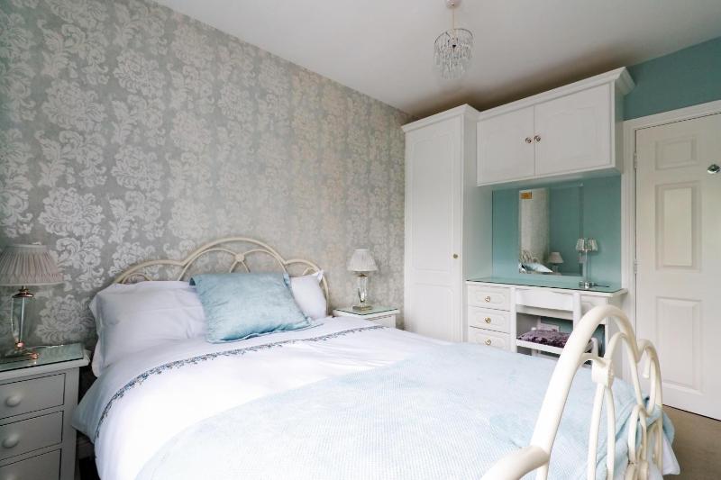 Small Double Room image 3