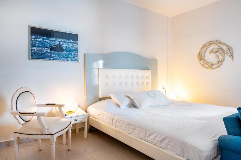 Superior Double Room with Side Sea View image 2