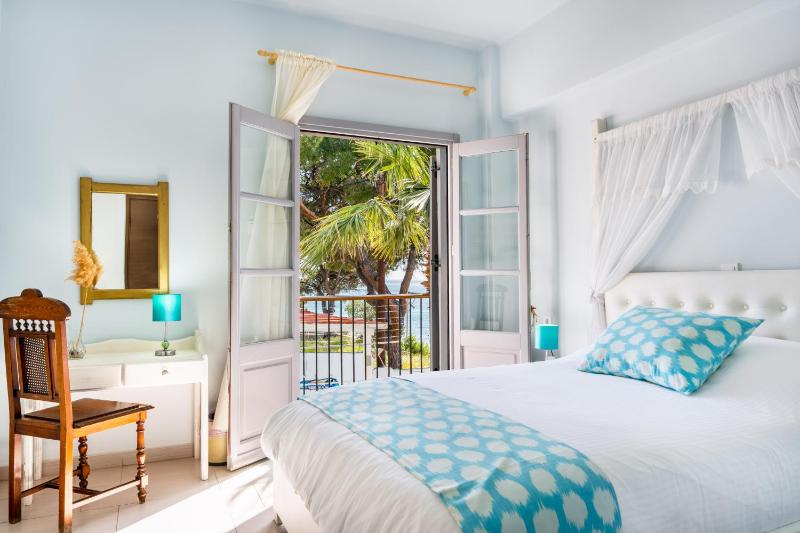 Classic Double Room with Side Sea View image 1