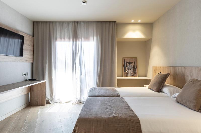 Double Room with Sea View image 4