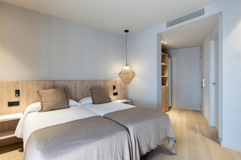 Double Room with Sea View image 3