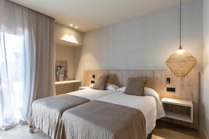 Double Room with Sea View image 2