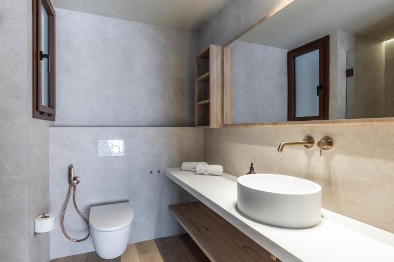 Deluxe Double Room with Balcony and Sea View image 4