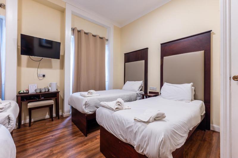 Quadruple Room image 4