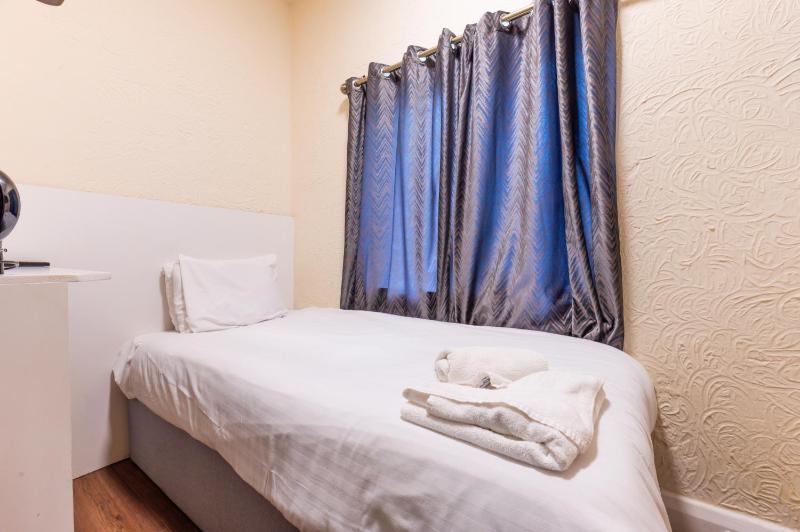 Single Room with Shared Bathroom image 3