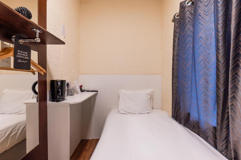 Single Room with Shared Bathroom image 1