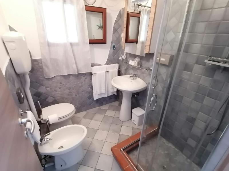 Double Room image 3