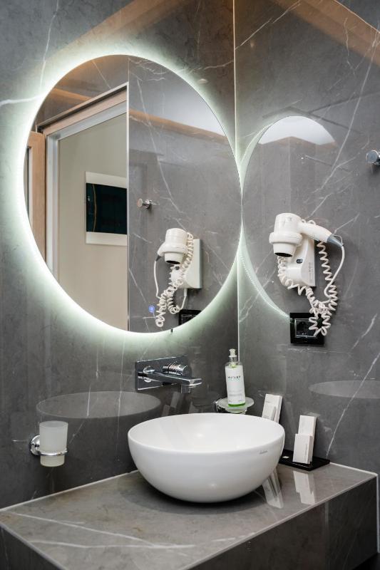 Superior Double Room image 3