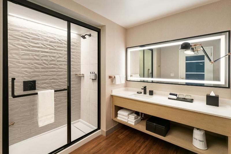 Deluxe King Room with Balcony image 2