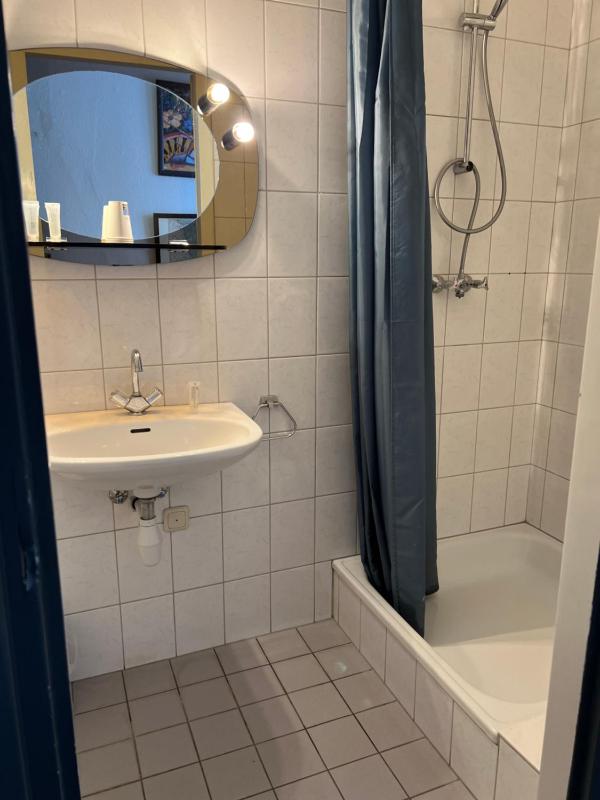 Budget Double Room with Shared Bathroom image 4