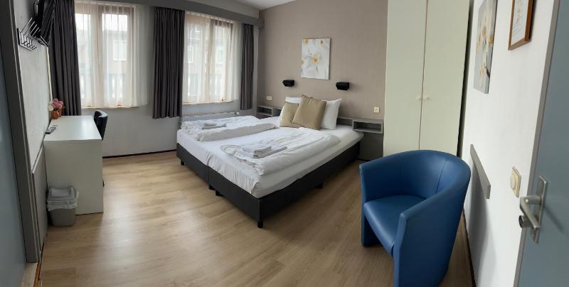 Double or Twin Room image 3