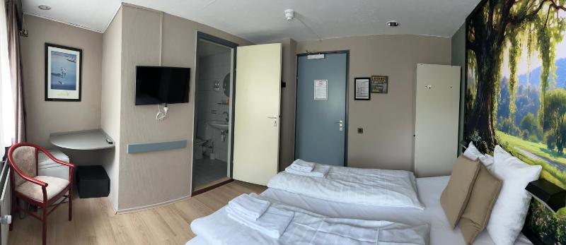Double or Twin Room image 4