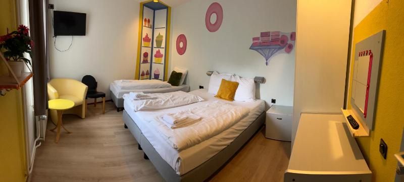 Triple Room with Bathroom image 3