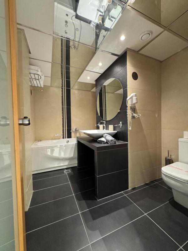 Suite with Sea View image 2