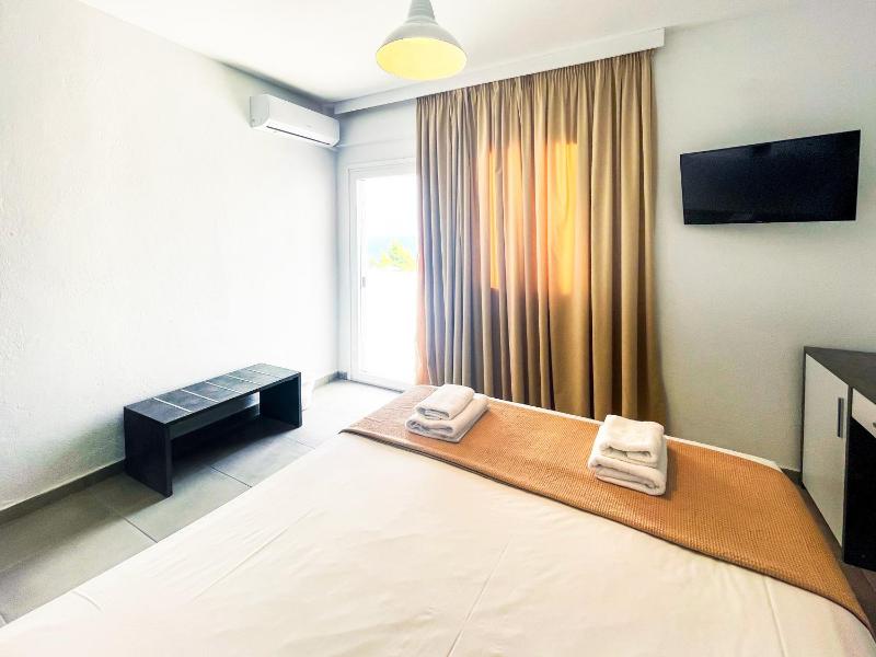 Deluxe Double Room with Sea View image 4