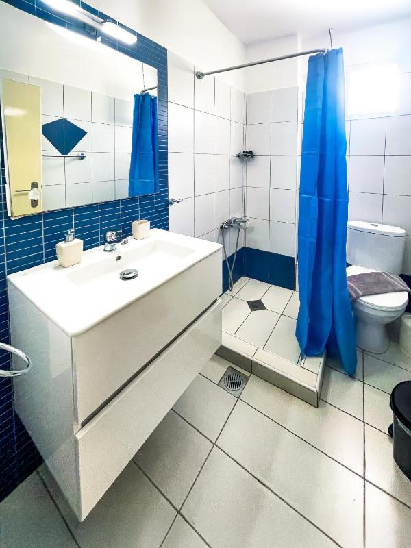 Deluxe Double Room with Sea View image 3