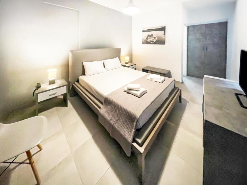 Deluxe Double Room with Sea View image 2