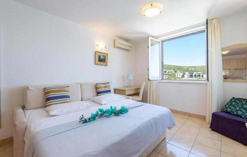 Studio with Sea View (2 Adults) image 3