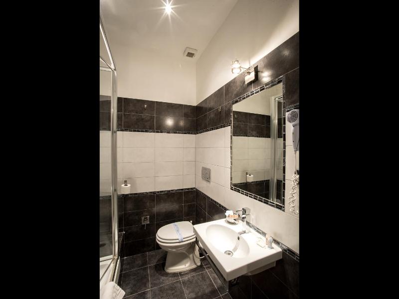 Deluxe Double or Twin Room image 4