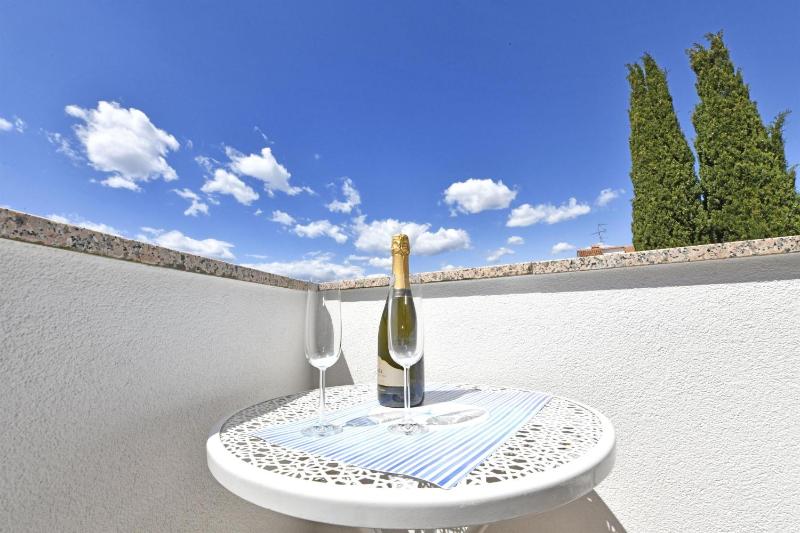 One-Bedroom Apartment image 2