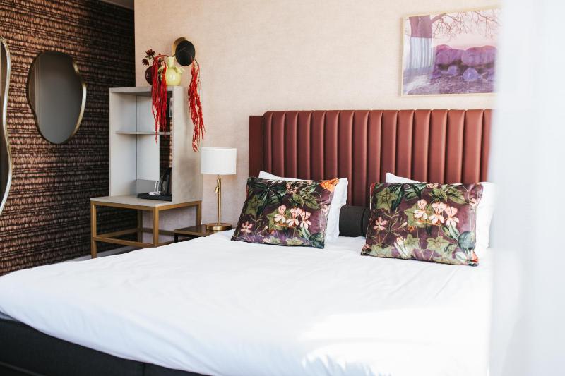 Large Double Room image 4