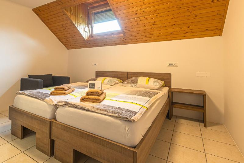 Standard Twin Room image 1