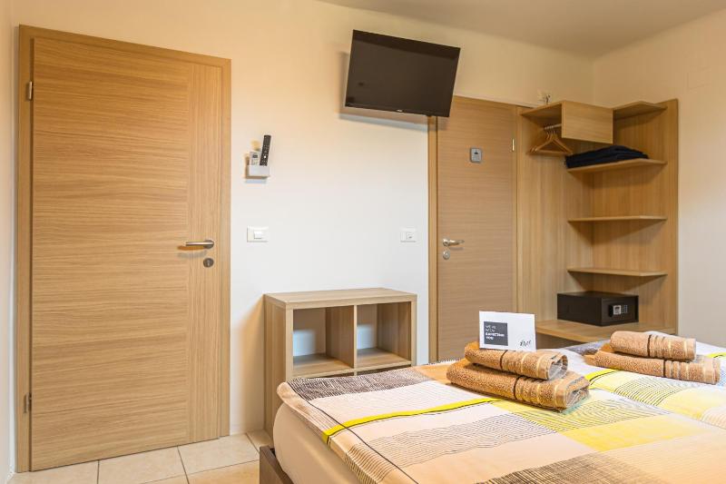 Standard Twin Room image 4