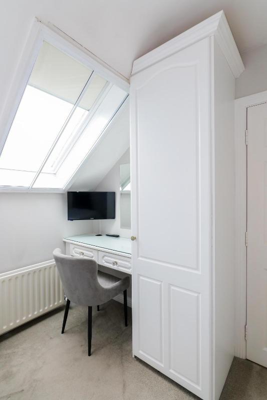 Twin Room with Private Bathroom image 4