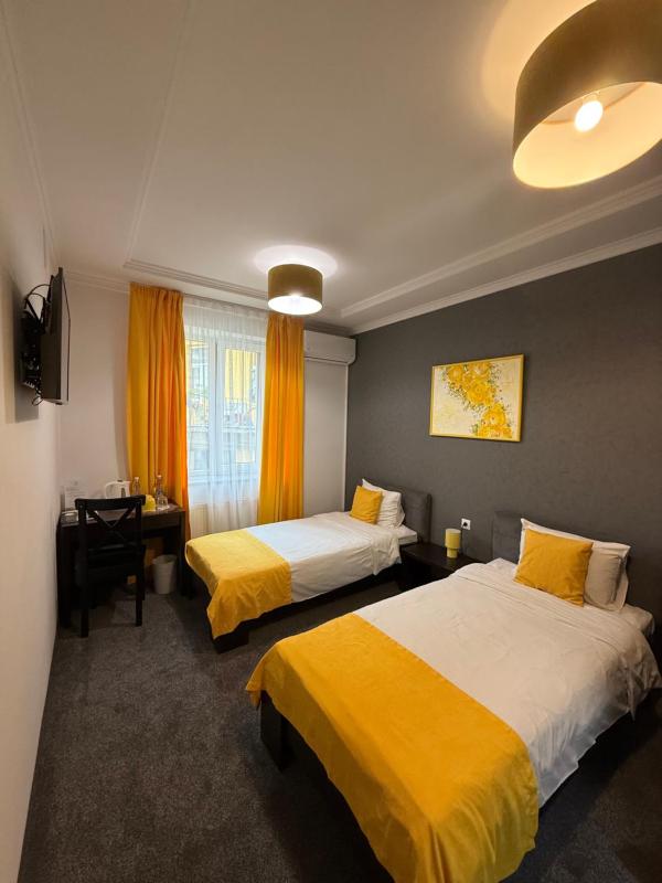 Twin Room image 3